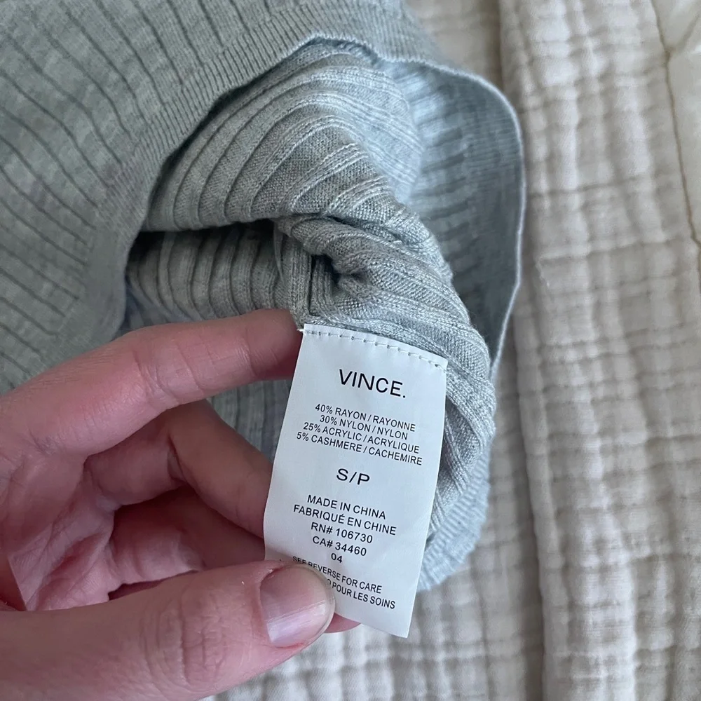 Vince Light Gray Ribbed V-Neck Sweater size small preppy cozy loungewear